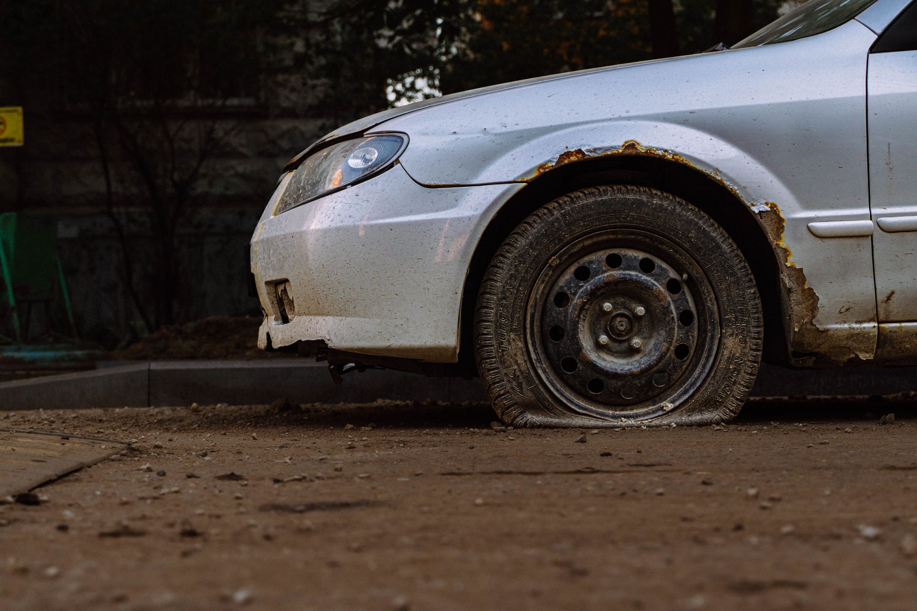 Cracked alloy wheel and flat tyre caused by pothole damage, illustrating the cost of a pothole compensation claim